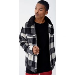 Sweter wykonany ściegiem angielskim. Czarne swetry klasyczne męskie Pull&Bear, m. Za 99,90 zł.