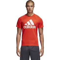 KOSZULKA ADIDAS D2M TEE LOGO (M). Koszulki męskie Adidas, m, z nadrukiem, z tkaniny, bez kołnierzyka, bez rękawów. W wyprzedaży za 79,99 zł.
