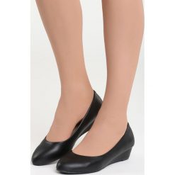 Czarne Koturny Something I Need. Czarne czółenka damskie marki Born2be, z okrągłym noskiem, na koturnie. Za 59,99 zł.
