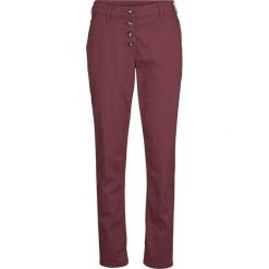 Spodnie chino z plisą guzikową bonprix czerwony klonowy. Czerwone spodnie damskie bonprix. Za 99,99 zł.