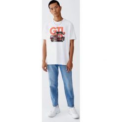 Koszulka Golf GTI retro. Białe koszulki męskie Pull&Bear, m, bez wzorów, retro, z golfem, z krótkim rękawem, krótkie. Za 69,90 zł.