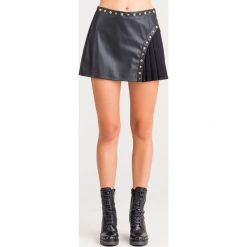 SPODENKI Armani Exchange. Czarne szorty damskie Armani Exchange, s, z aplikacjami, ze skóry ekologicznej. Za 529,00 zł.