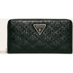 Guess Jeans - Portfel. Czarne portfele damskie Guess Jeans, z aplikacjami, z poliesteru. W wyprzedaży za 199,90 zł.