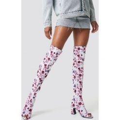 NA-KD Shoes Kozaki z odkrytymi palcami - Multicolor. Szare kozaki damskie NA-KD Shoes, z otwartym noskiem, za kolano, bez obcasa, bez zapięcia. Za 161,95 zł.