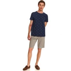 T-shirt we wzór. Niebieskie t-shirty męskie Top Secret, na lato, xxl, z nadrukiem, klasyczne, z klasycznym kołnierzykiem, krótkie. Za 49,99 zł.