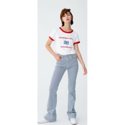 Koszulka z obszyciem i flagą z przodu. Białe koszulki damskie Pull&Bear, bez wzorów, bez kołnierzyka, z krótkim rękawem. Za 29,90 zł.