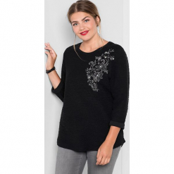 Sweter w kolorze czarnym. Czarne swetry oversize damskie marki Sheego, z bawełny. W wyprzedaży za 65,95 zł.
