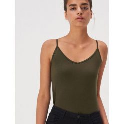 Top z dekoltem w szpic - Khaki. Brązowe topy damskie Sinsay, s, bez wzorów, bez kołnierzyka. Za 9,99 zł.