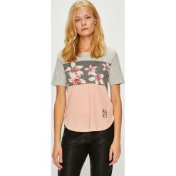 Roxy - Top. Różowe topy damskie marki Roxy, s, z nadrukiem, z bawełny, z okrągłym kołnierzem. W wyprzedaży za 99,90 zł.