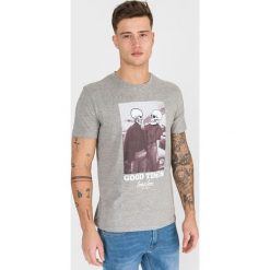 Jack & Jones Skurl Koszulka Szary. Szare podkoszulki męskie Jack & Jones, m, z haftami, z bawełny, bez kołnierzyka, z krótkim rękawem, krótkie. Za 64,95 zł.