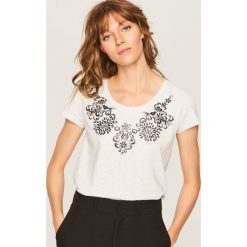 T-shirt z błyszczącą aplikacją - Jasny szar. Szare t-shirty damskie marki Reserved, l, z aplikacjami. Za 29,99 zł.