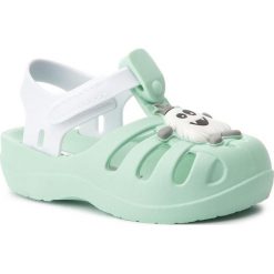 Sandały IPANEMA - Summer V Baby 82599 Green/White 20338. Zielone sandały dziewczęce Ipanema, z tworzywa sztucznego, bez zapięcia. W wyprzedaży za 79,00 zł.