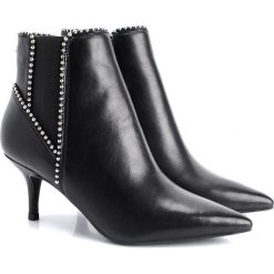 Guess Botki "Dainity". Żółte półbuty damskie Guess, z nadrukiem, na wysokim obcasie, bez zapięcia. Za 459,00 zł.