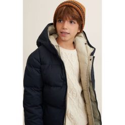 Mango Kids - Kurtka puchowa dziecięca Bruce 110-164 cm. Niebieskie kurtki chłopięce marki Mango Kids, bez wzorów, z poliesteru, krótkie, bez kaptura. W wyprzedaży za 249,90 zł.