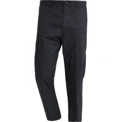 Chinosy męskie: Obey Clothing STRAGGLER LIGHT FLOODED Chinosy black