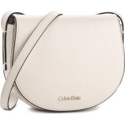 Torebka CALVIN KLEIN BLACK LABEL - Frame Saddle Bag K60K603982 000. Brązowe listonoszki damskie marki Calvin Klein Black Label. Za 449,00 zł.