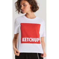 Koszulka z napisem Food - Biały. Białe koszulki damskie Cropp, xl, z napisami, bez kołnierzyka. W wyprzedaży za 9,99 zł.