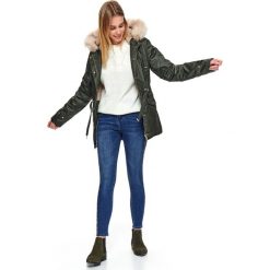 Ocieplana hydrofobowa parka z kapturem i odpinanym futrem. Brązowe kurtki damskie Top Secret, na zimę, bez wzorów, z tkaniny, z kapturem. W wyprzedaży za 169,99 zł.