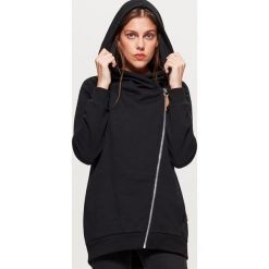 Zapinana bluza z kapturem - Czarny. Czarne bluzy rozpinane damskie Cropp, l, z kapturem. Za 89,99 zł.