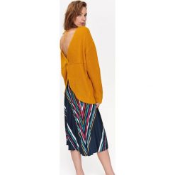 Sweter damski z dekoltem na plecach. Żółte swetry damskie Top Secret, na lato, bez wzorów, z dzianiny, eleganckie, bez rękawów, bez kaptura. W wyprzedaży za 59,99 zł.