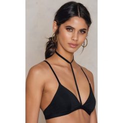 Biustonosze bardotka: NA-KD Lingerie Biustonosz z chokerem i paskiem na środku dekoltu – Black