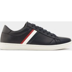 Buty męskie: Granatowe buty w sportowym miejskim stylu