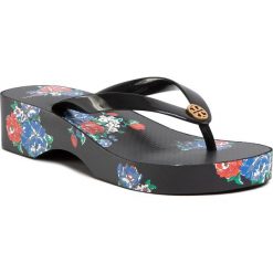 Japonki TORY BURCH - Cut-Out Wedge Flip Flop 63895 Black/Tea Rose 017. Czarne klapki damskie Tory Burch, bez wzorów, z tworzywa sztucznego, bez obcasa, na obcasie. W wyprzedaży za 269,00 zł.