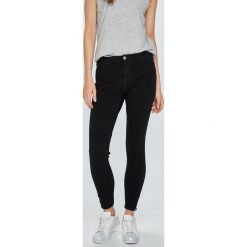 Review - Jeansy Minnie. Czarne jeansy damskie skinny marki Review, z elastanu. W wyprzedaży za 89,90 zł.