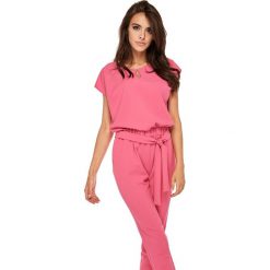 Elegancki kombinezon z wiązaniem w pasie i rozcięciem na biuście. Kombinezony damskie Made in Poland, s, bez wzorów, z elastanu, eleganckie, bez kołnierzyka, bez rękawów. Za 229,00 zł.