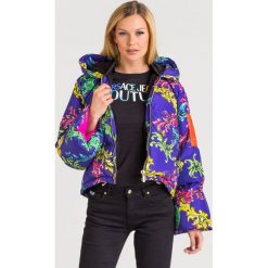 KURTKA VERSACE JEANS COUTURE. Żółte kurtki damskie Versace Jeans Couture, z aplikacjami, z jeansu, bez kaptura. Za 2579,00 zł.