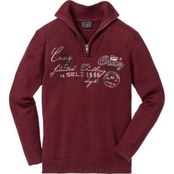 Sweter ze stójką Regular Fit bonprix czerwony rubinowy. Czerwone swetry męskie bonprix, s, z haftami, ze stójką, bez kaptura. Za 74,99 zł.