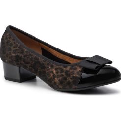 Półbuty CAPRICE - 9-22305-23 Black Leo Mul. 080. Czarne półbuty damskie Caprice, z aplikacjami, z zamszu, eleganckie, bez obcasa, na obcasie, bez zapięcia. W wyprzedaży za 199,00 zł.