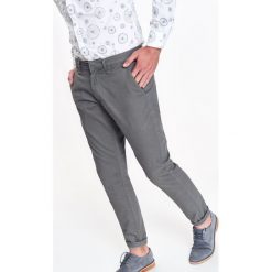 Spodnie męskie typu chino we wzór o dopasowanym kroju. Szare spodnie męskie Top Secret, na co dzień, na zimę, m, bez wzorów, z tkaniny, eleganckie. W wyprzedaży za 49,99 zł.
