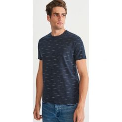 T-shirt z nadrukiem - Granatowy. Niebieskie t-shirty męskie z nadrukiem Reserved, l. Za 49,99 zł.