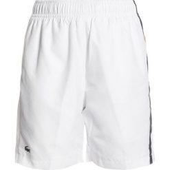 Lacoste Sport TENNIS SHORT Krótkie spodenki sportowe white/marino/buttercup/apricot. Białe spodenki chłopięce Lacoste Sport, z materiału, sportowe. Za 219,00 zł.