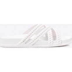 Melissa - Klapki Blanco + salinas. Białe klapki damskie Melissa, bez wzorów, z materiału, bez obcasa, na obcasie. W wyprzedaży za 179,90 zł.