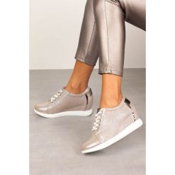 Półbuty sergio leone sneakersy sznurowane na ukrytym koturnie błyszczące beżowe sp235. Brązowe koturny damskie Sergio Leone, ze skóry ekologicznej. Za 128,99 zł.