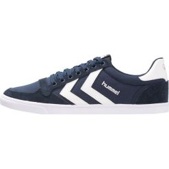 Hummel SLIMMER STADIL Tenisówki i Trampki dress blue/white. Niebieskie tenisówki damskie Hummel, ze skóry. Za 249,00 zł.