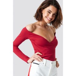 NA-KD Kopertowy top z odkrytymi ramionami - Red. Czerwone topy damskie NA-KD, bez wzorów, bez kołnierzyka. Za 80,95 zł.
