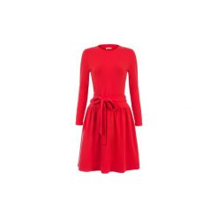 CZARWONA SUKIENKA Z KOKARDĄ W TALII. Czerwone sukienki dziewczęce marki Bien fashion, w paski, z bawełny, z długim rękawem, długie, rozkloszowane. Za 149,00 zł.