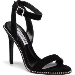 Sandały STEVE MADDEN - Sylvie SM11000415-03002-015 Black. Czarne klapki damskie Steve Madden, z aplikacjami, z zamszu, bez obcasa, na obcasie. W wyprzedaży za 299,00 zł.