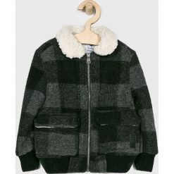 Blukids - Kurtka dziecięca 98-134 cm. Czarne kurtki chłopięce Blukids, bez wzorów, z poliesteru, krótkie, bez kaptura. W wyprzedaży za 89,90 zł.