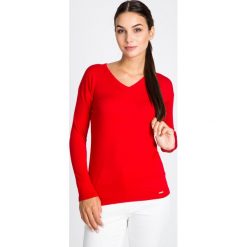 Czerwony sweter basic z dekoltem w serek QUIOSQUE. Czerwone bez kategorii QUIOSQUE, uniwersalny, z jeansu, z dekoltem w serek. W wyprzedaży za 79,99 zł.