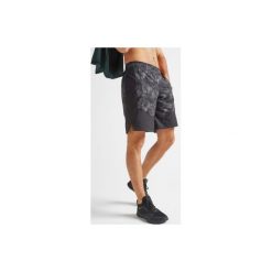 Spodenki fitness kardio męskie FST 500 czarno-szare AOP. Szare spodenki sportowe męskie DOMYOS, m, bez wzorów, z elastanu, sportowe, na fitness i siłownię. Za 59,99 zł.