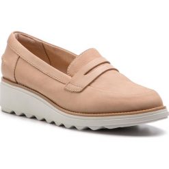 Półbuty CLARKS - Sharon Ranch 261406474 Blush Nubuck. Różowe półbuty damskie marki Clarks, na co dzień, bez wzorów, ze skóry, bez obcasa, na obcasie, bez zapięcia. Za 349,00 zł.