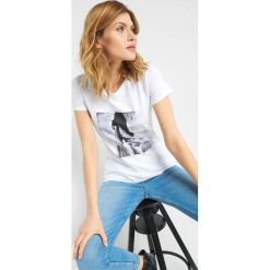 T-shirt z nadrukiem. Białe koszulki damskie marki Orsay, xs, z nadrukiem, z bawełny, bez kołnierzyka, z krótkim rękawem. Za 29,99 zł.