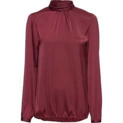 Bluzka satynowa ze stójką bonprix czerwony klonowy. Czerwone koszulki damskie marki bonprix, bez wzorów, z satyny, eleganckie, ze stójką, bez rękawów. Za 74,99 zł.