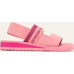 Love Moschino - Sandały. Różowe klapki damskie Love Moschino, bez wzorów, z materiału, bez obcasa, na obcasie. Za 419,90 zł.