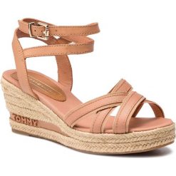 Espadryle TOMMY HILFIGER - Iconic Elba Tommy Pastel FW0FW04055 Silky Nude 297. Różowe espadryle damskie TOMMY HILFIGER, bez wzorów, ze skóry, bez obcasa, na obcasie. W wyprzedaży za 299,00 zł.