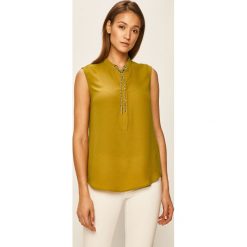 Marciano Guess - Bluzka. Zielone bluzki damskie MARCIANO GUESS, s, z aplikacjami, z poliesteru, eleganckie, bez kołnierzyka, z krótkim rękawem. Za 469,90 zł.